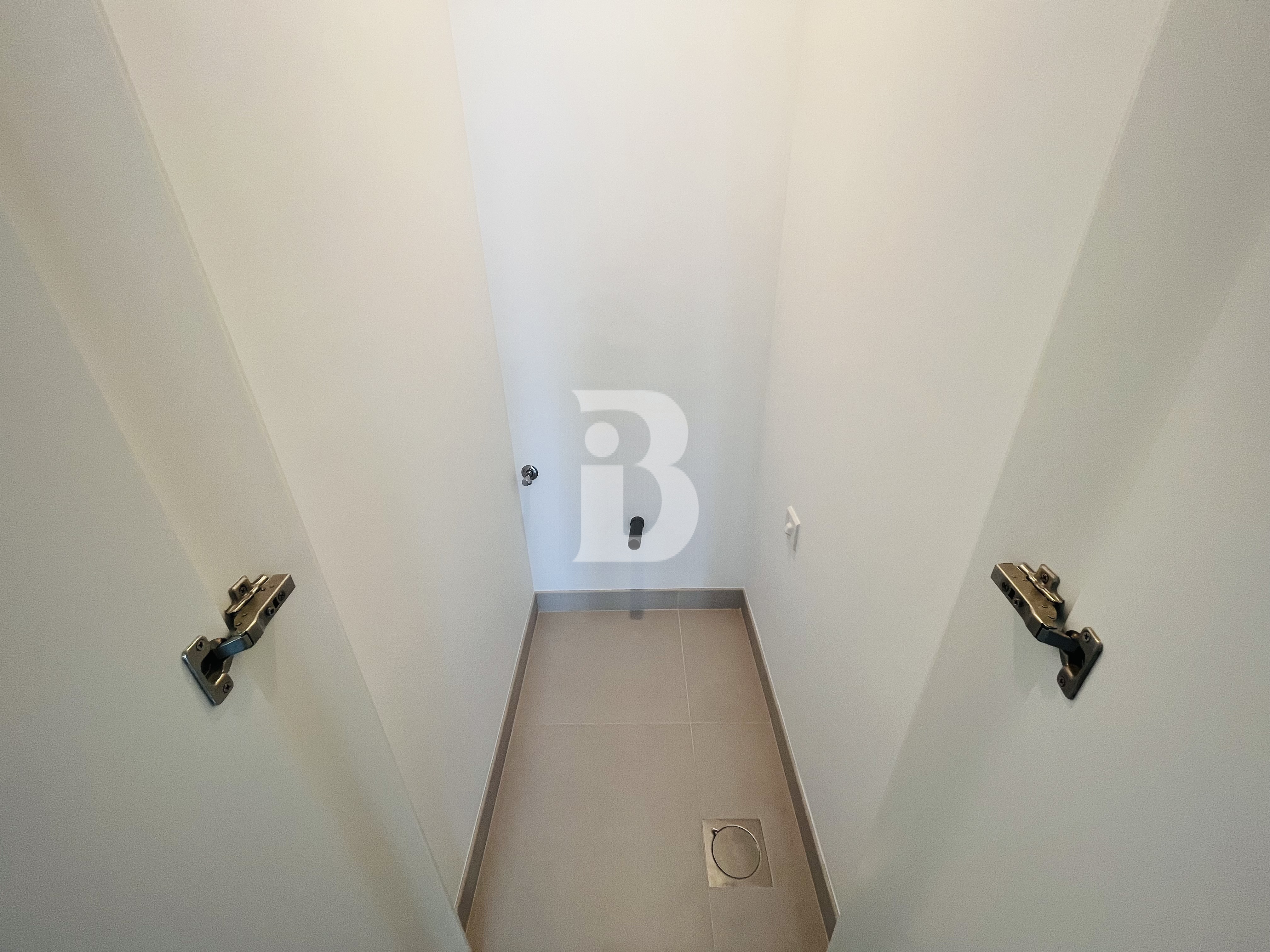 STUNNING SKYLINE CREEK VIEW | VACANT ON TRANSFER