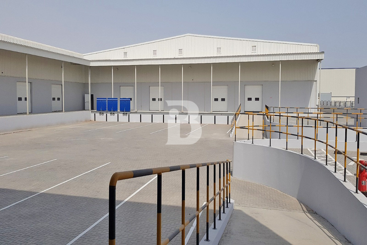WAREHOUSE FOR RENT JAFZA / LOADING DOC / PARKING