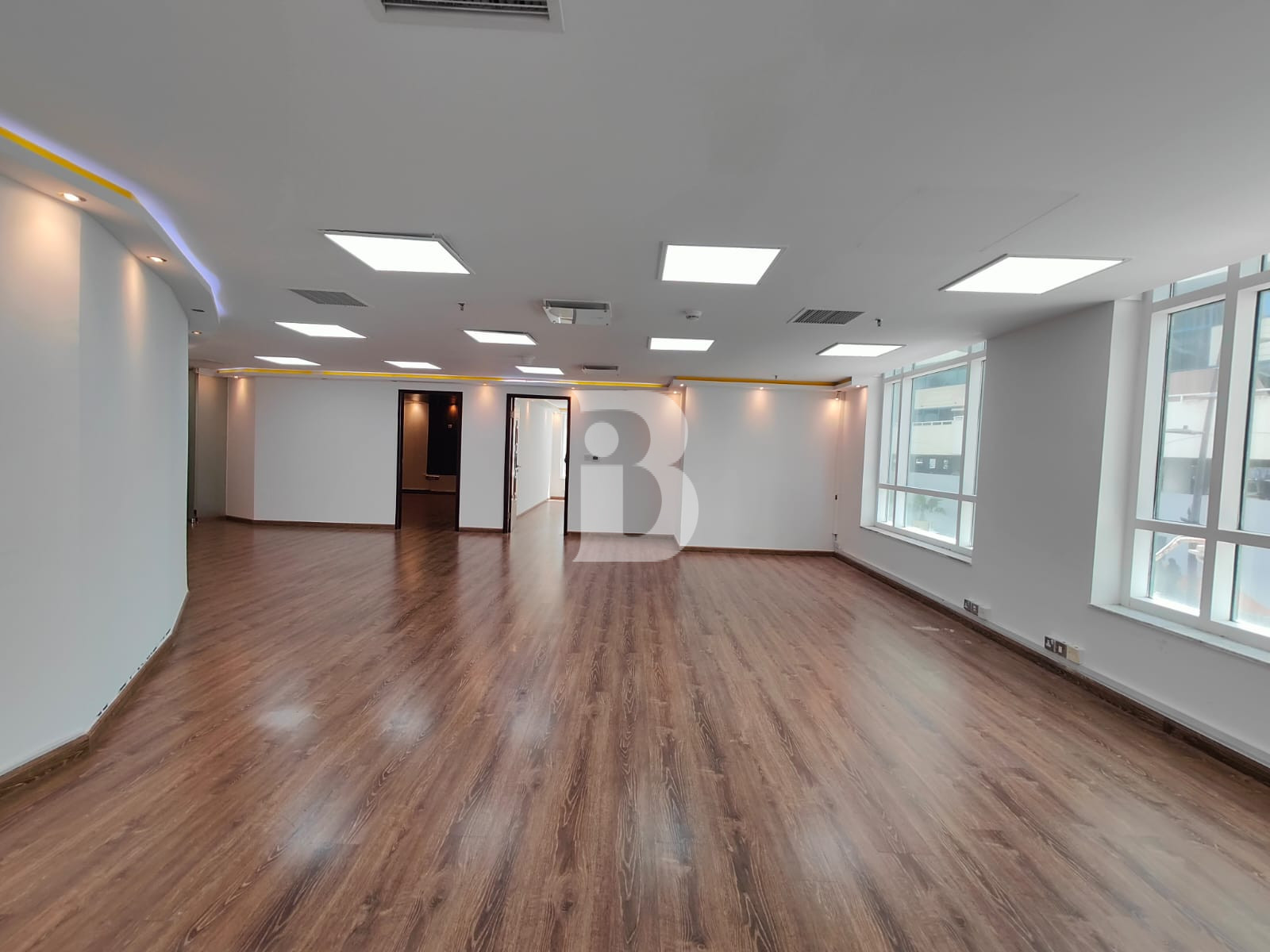 FULLY FITTED | OPEN LAYOUT | BRIGHT &amp; WELL LIT