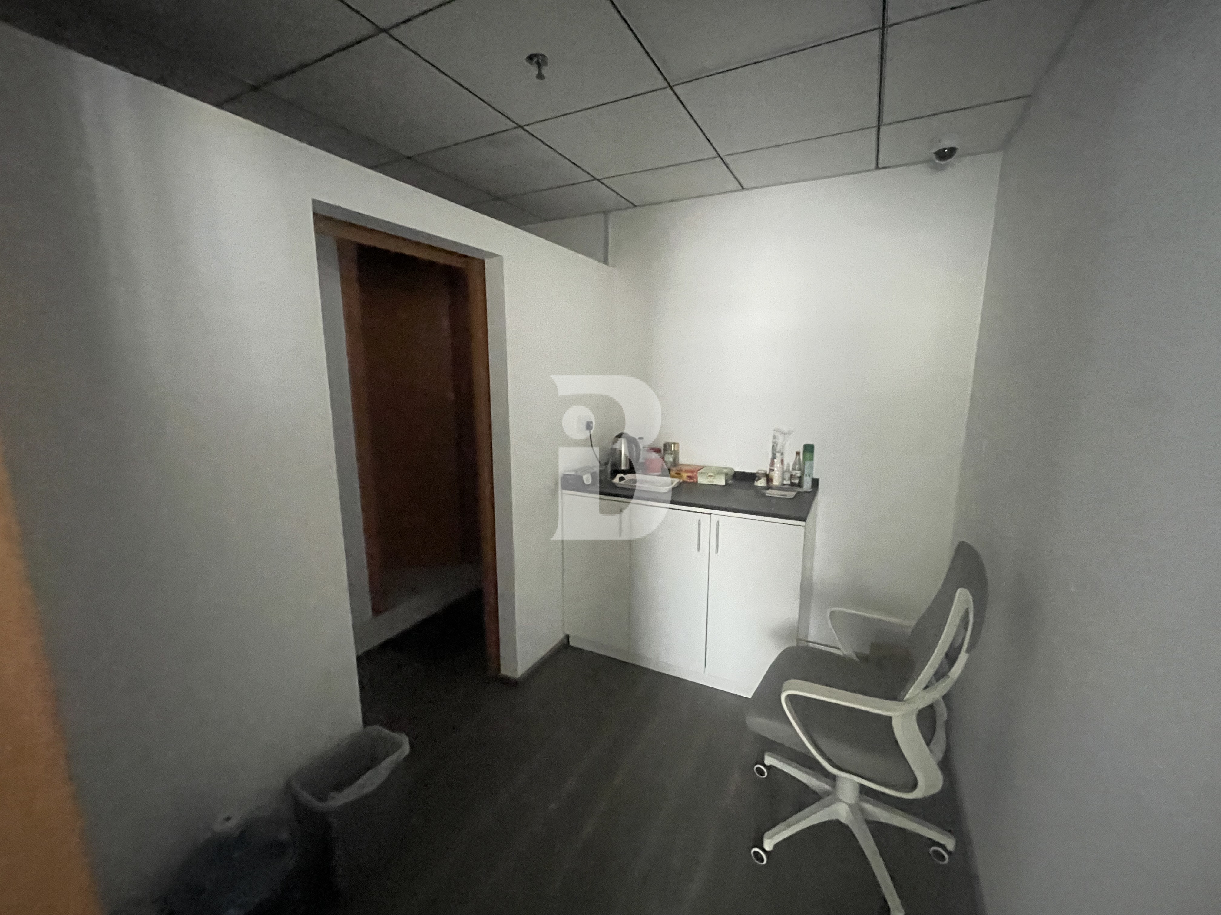 PARTITIONED OFFICE | 3 PARKING | UNFURNISHED