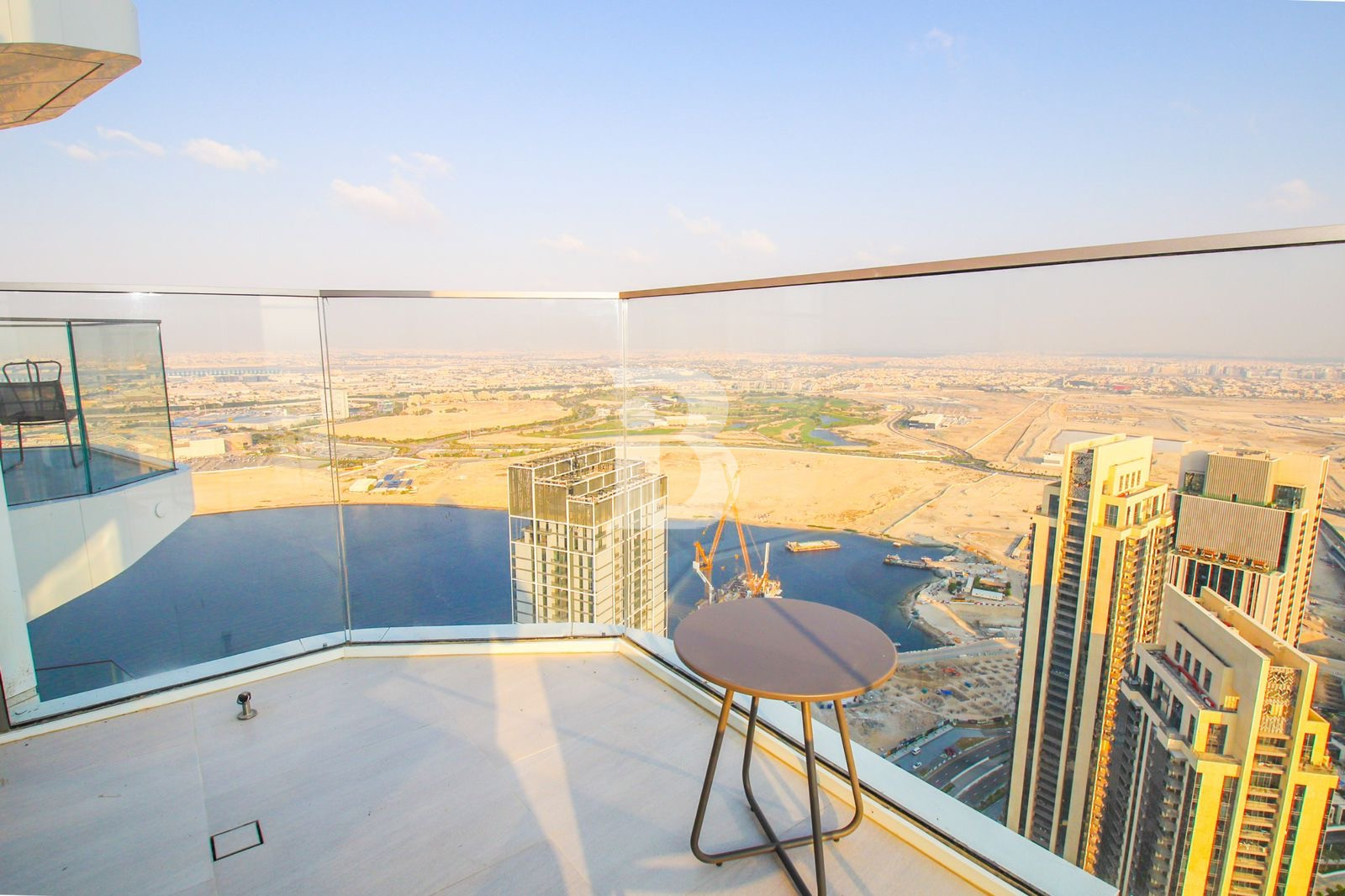 LUXURIOUS | STUNNING VIEWS | BRIGHT LAYOUT