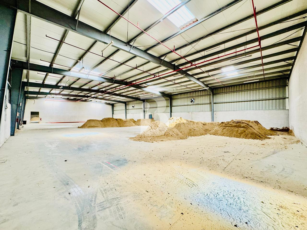 OPEN LAYOUT | 150 KW POWER | LOADING BAYS
