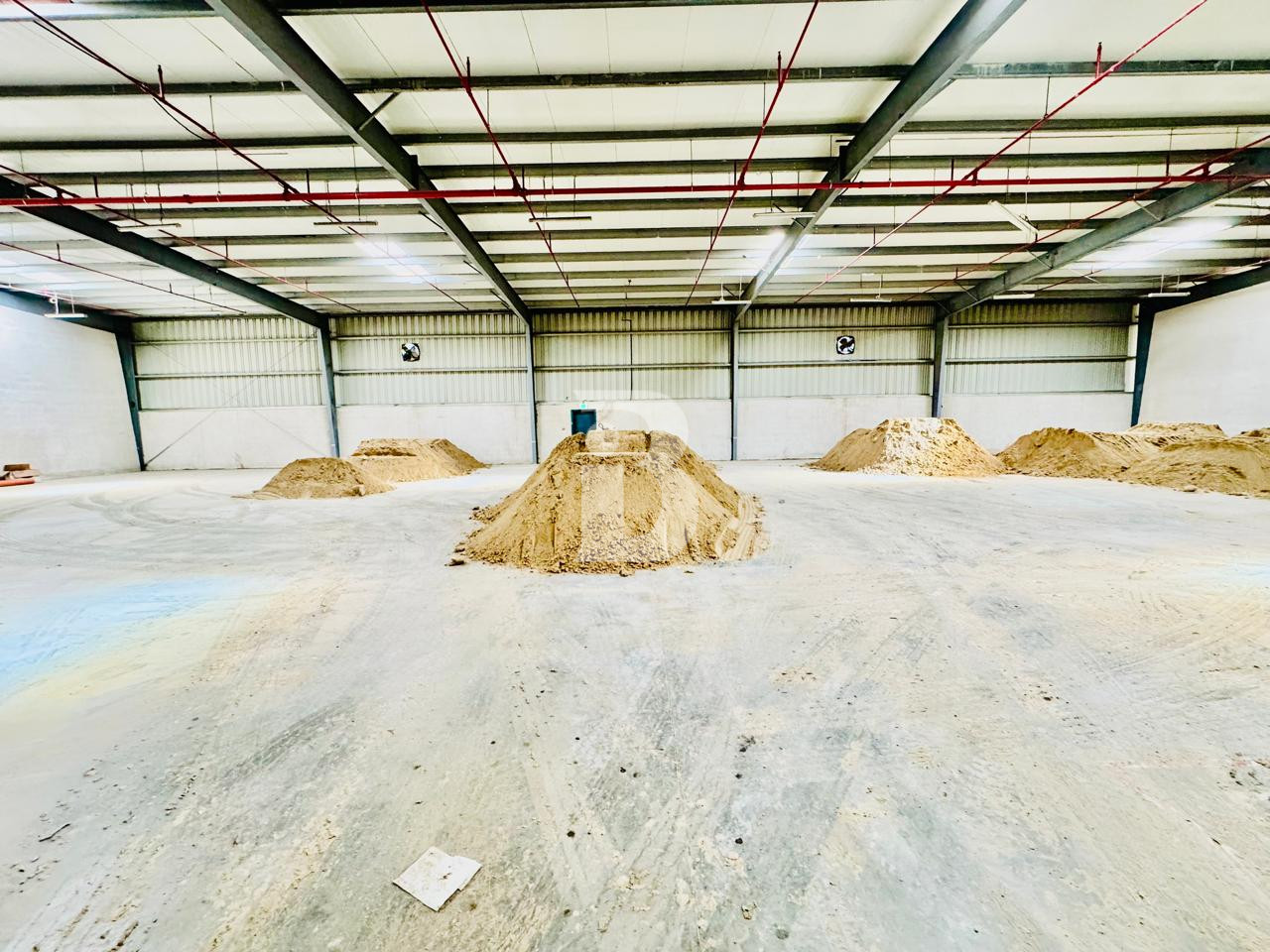 OPEN LAYOUT | 150 KW POWER | LOADING BAYS
