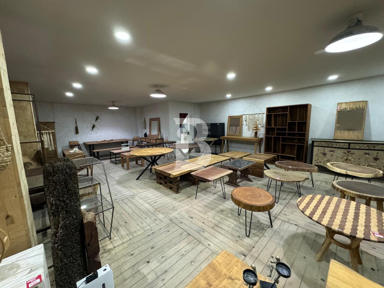 HIGH CEILING | PRIME LOCATION | OPEN LAYOUT