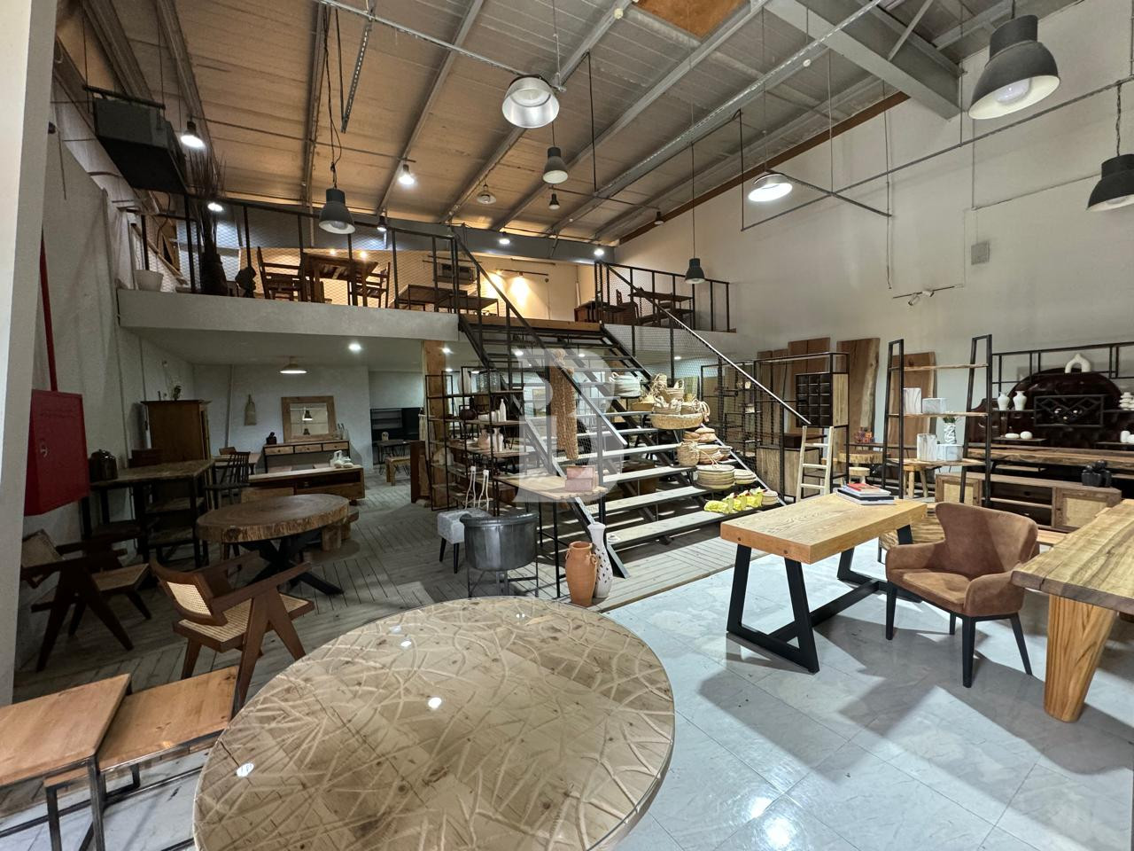 HIGH CEILING | PRIME LOCATION | OPEN LAYOUT