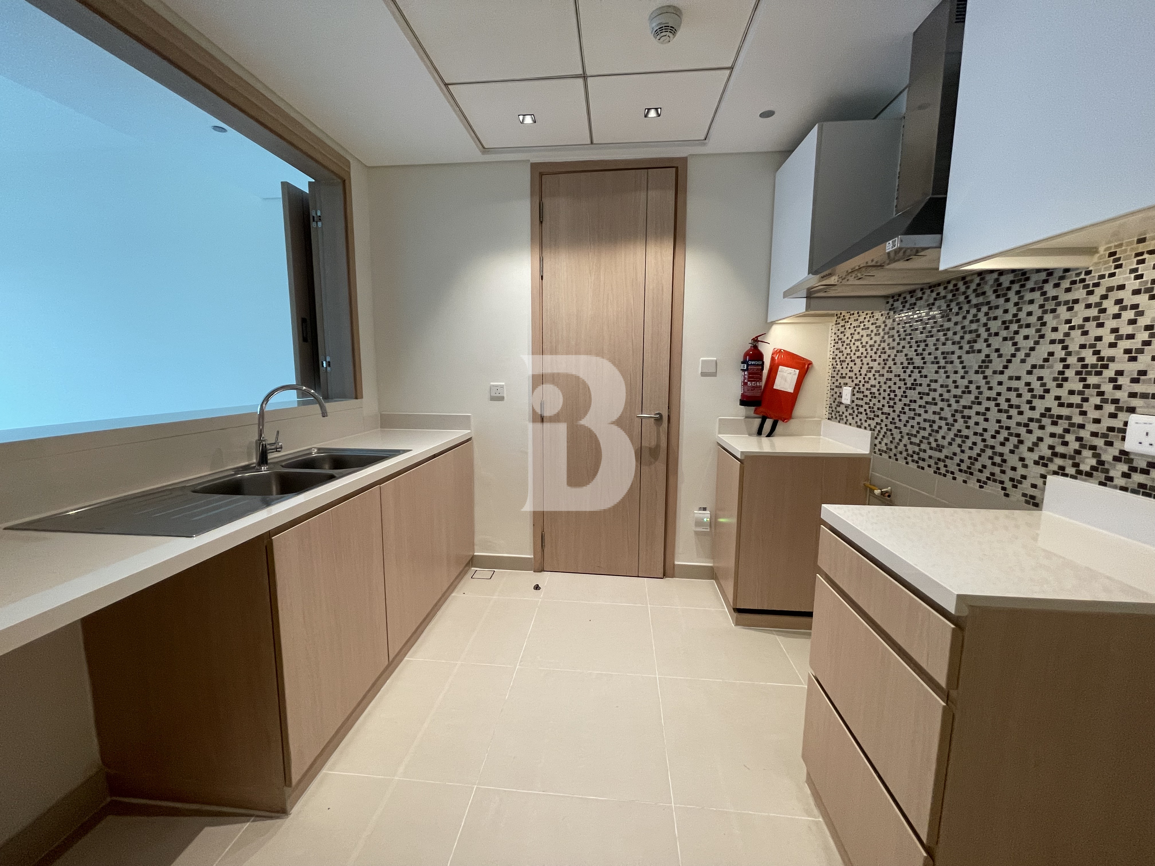 LUMINOUS I BRAND NEW BUILDING I GREAT AREA I