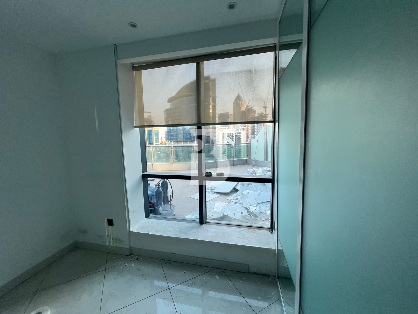 CLOSE TO METRO / HUGE TERRACE / WET PANTRY