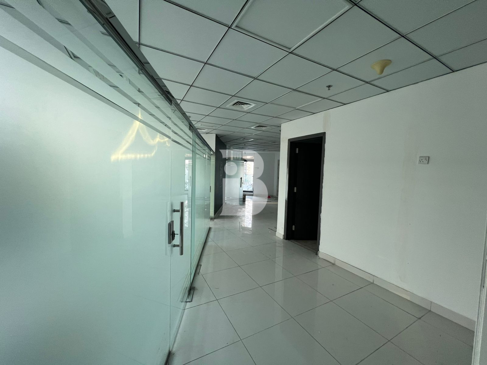 CLOSE TO METRO / HUGE TERRACE / WET PANTRY