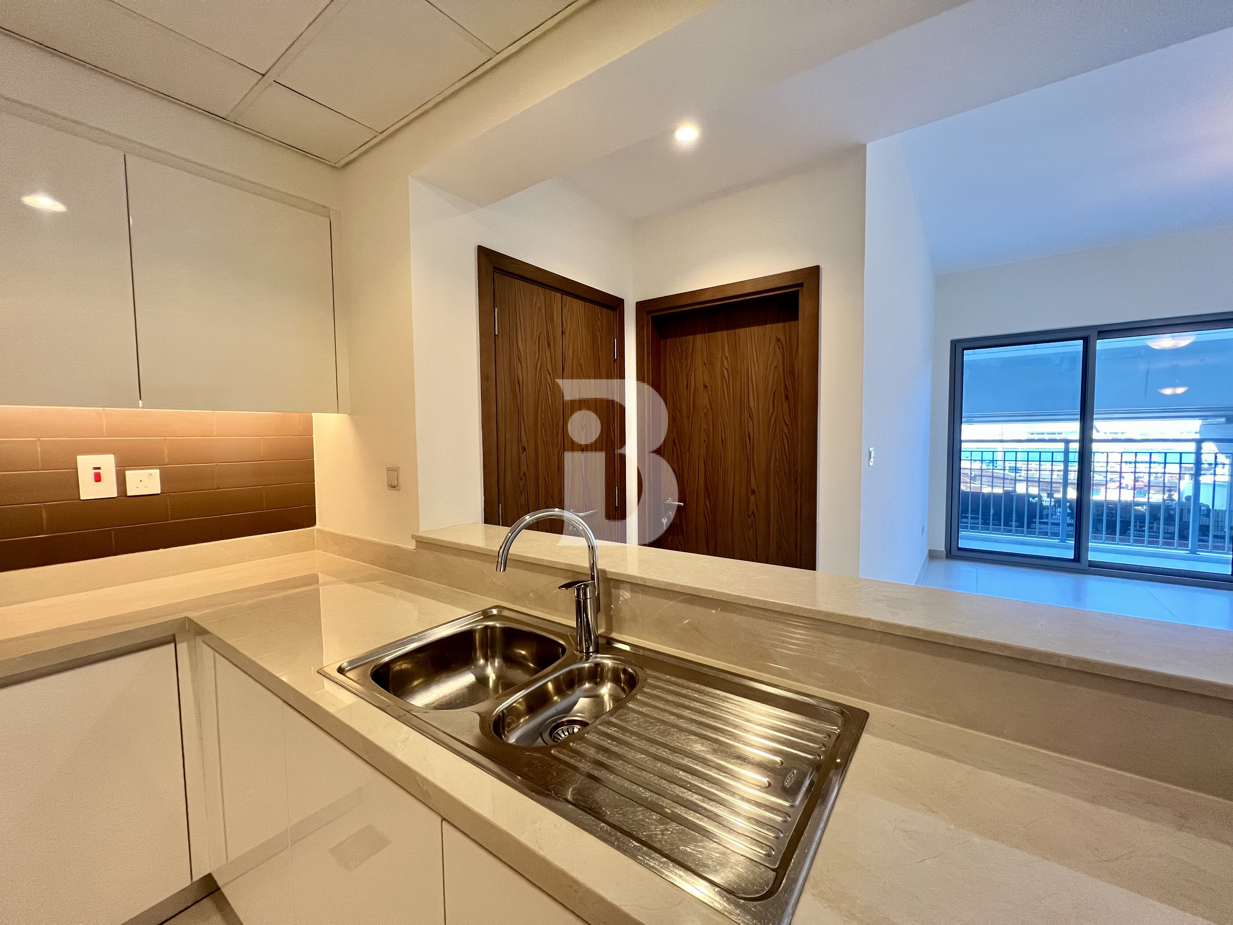 UNFURNISHED I LUXIRIOUS I NEW APARTMENT