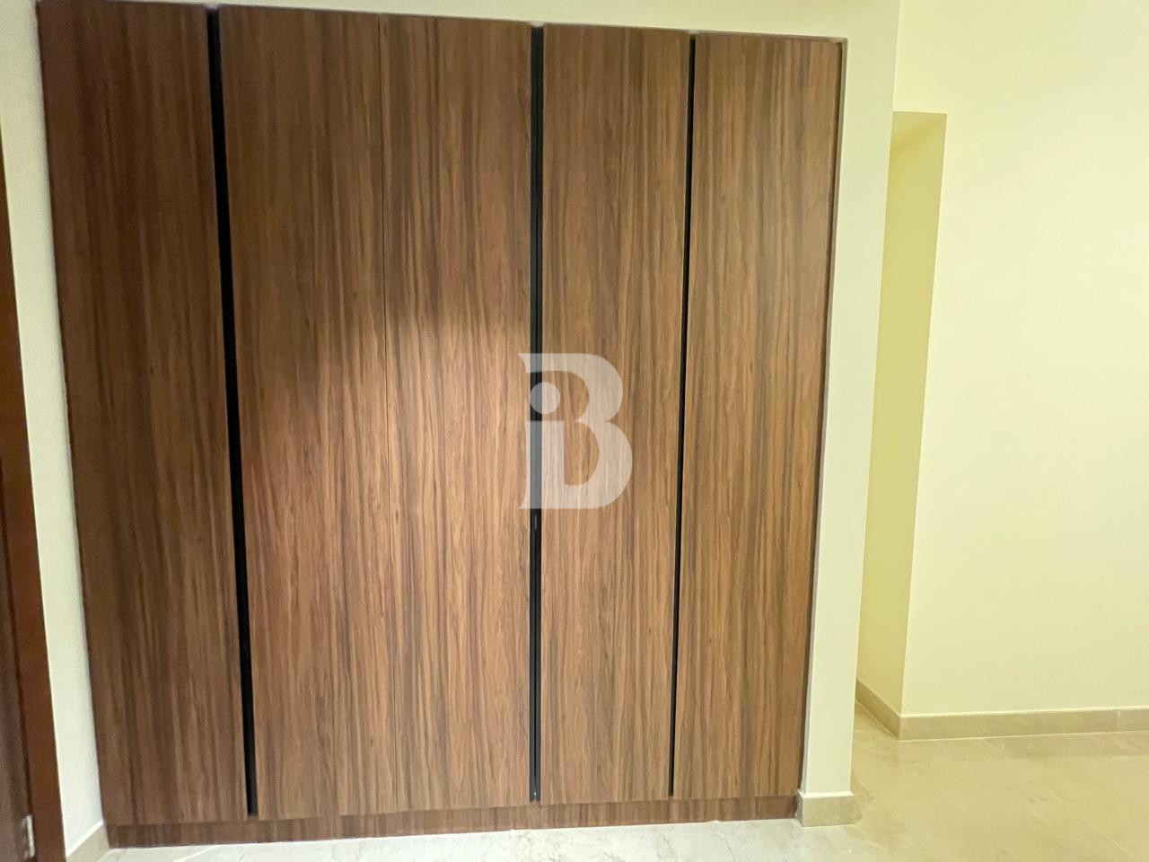 LOVELY CORNER UNIT I with MAID I NEW BUILDING