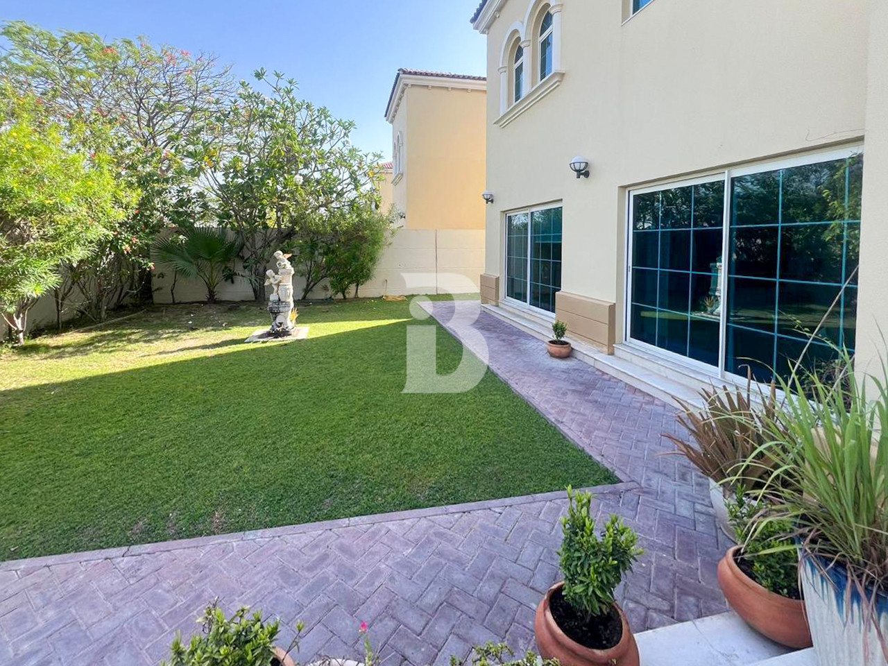 Immaculate condition-close to park-one bed downstairs