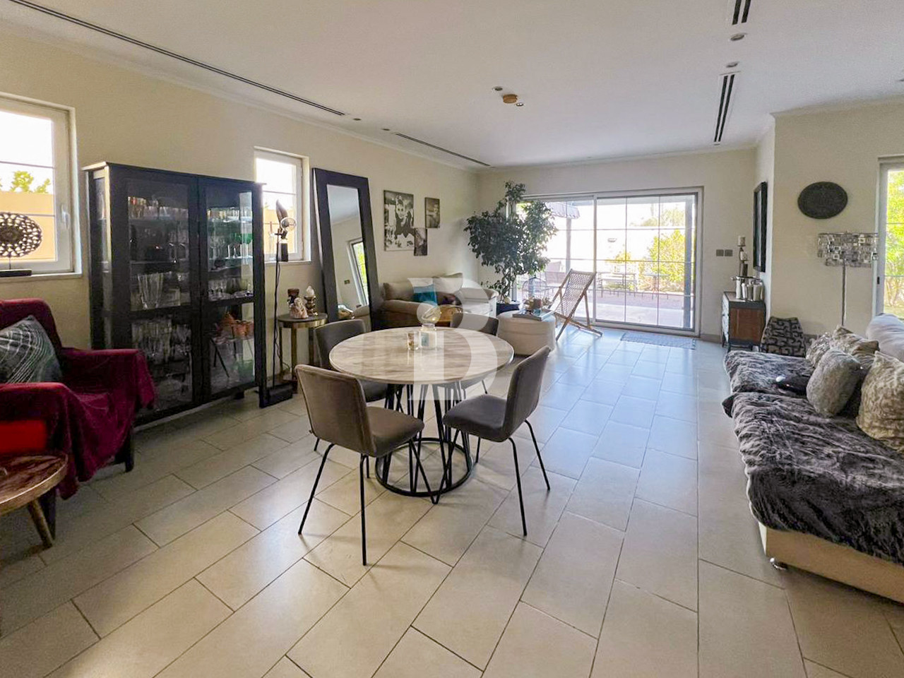 Immaculate condition-close to park-one bed downstairs