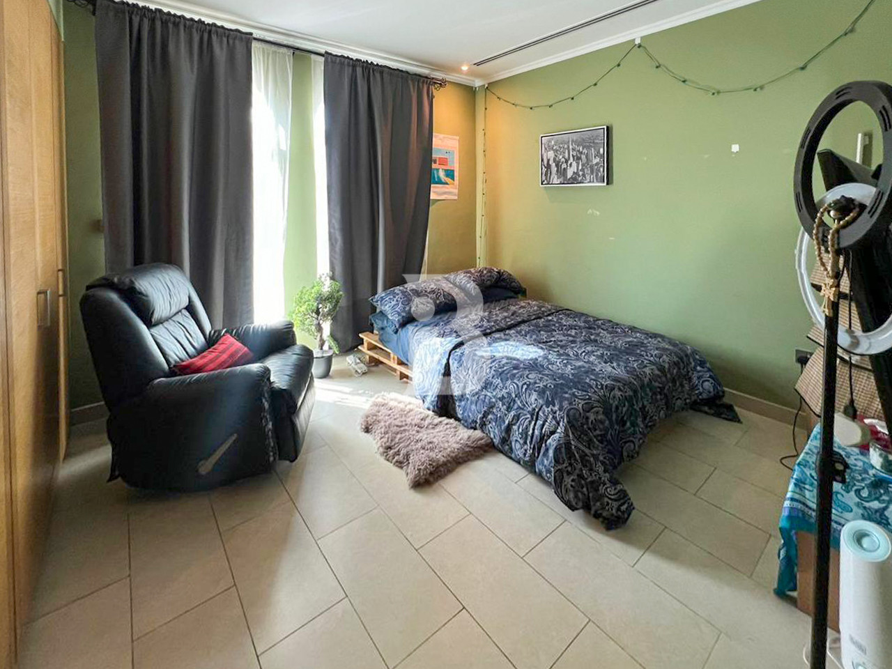 Immaculate condition-close to park-one bed downstairs