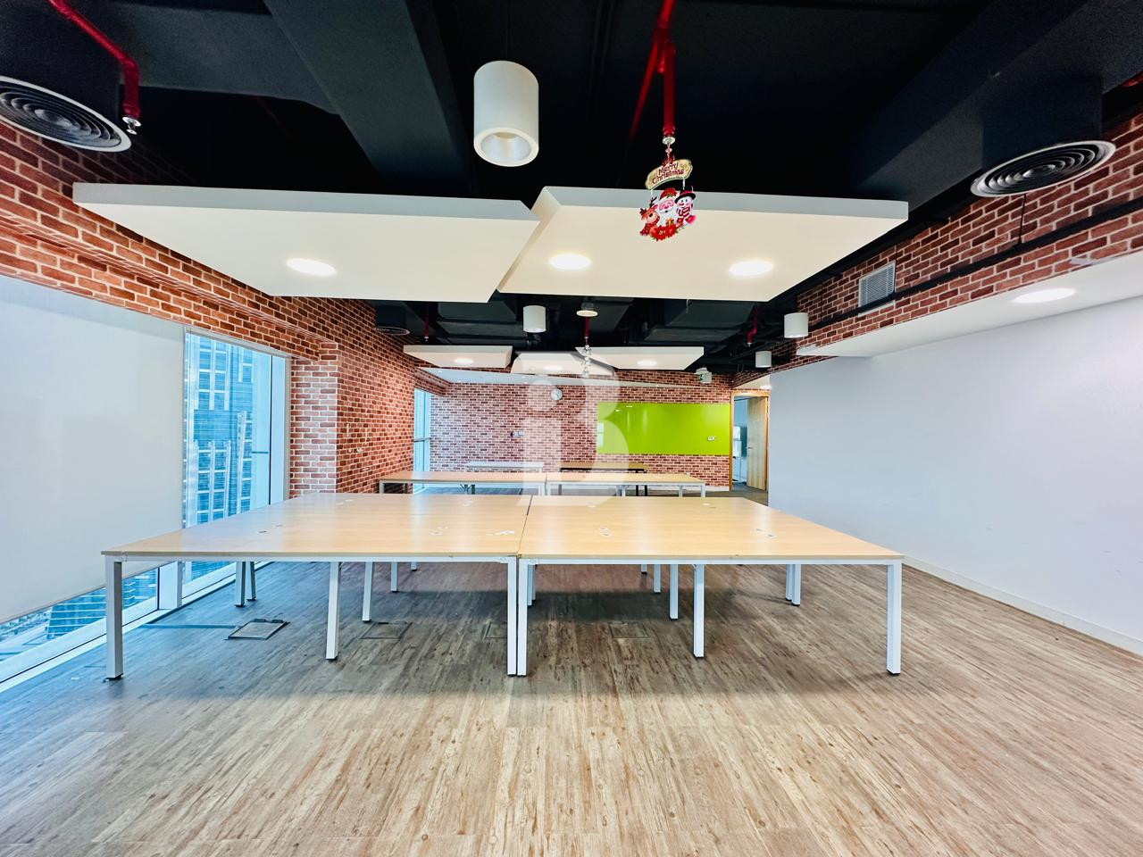 Fitted Full Floor| Prime Location I Near Metro