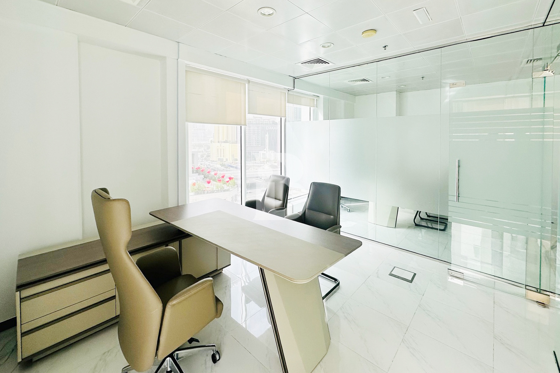 VASTU UNIT| VACANT UNIT| COMMUNITY VIEW| MID FLOOR