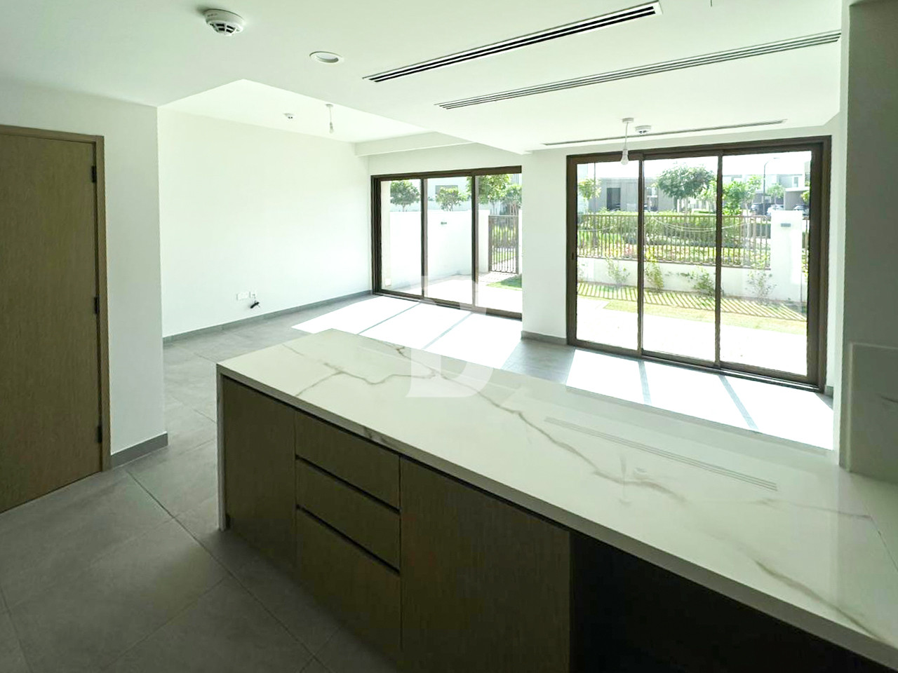 SINGLE ROW | CORNER UNIT | VACANT | HUGE GARDEN