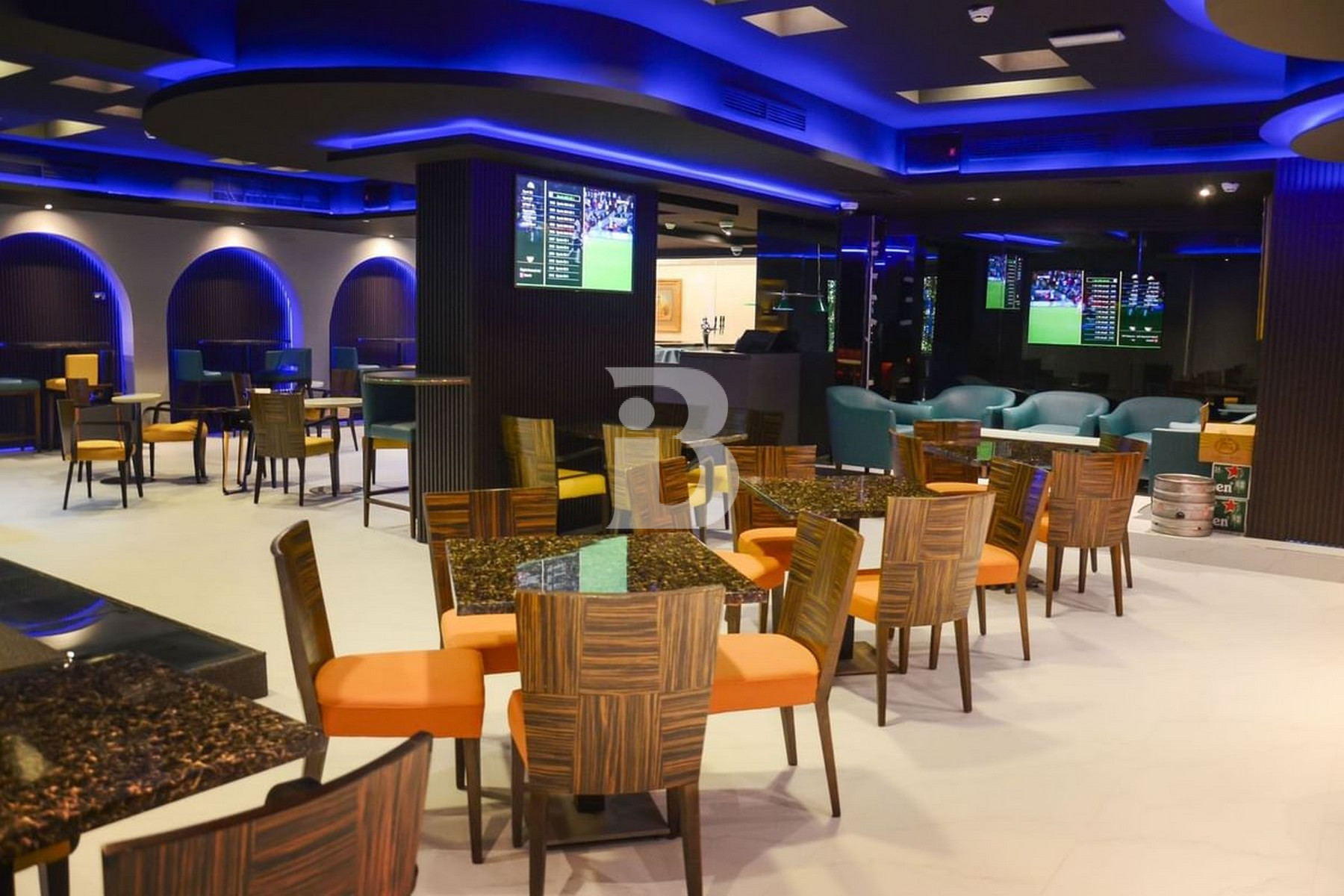 FITTED SPORTS BAR / LOUNGE | CREEK VIEWS