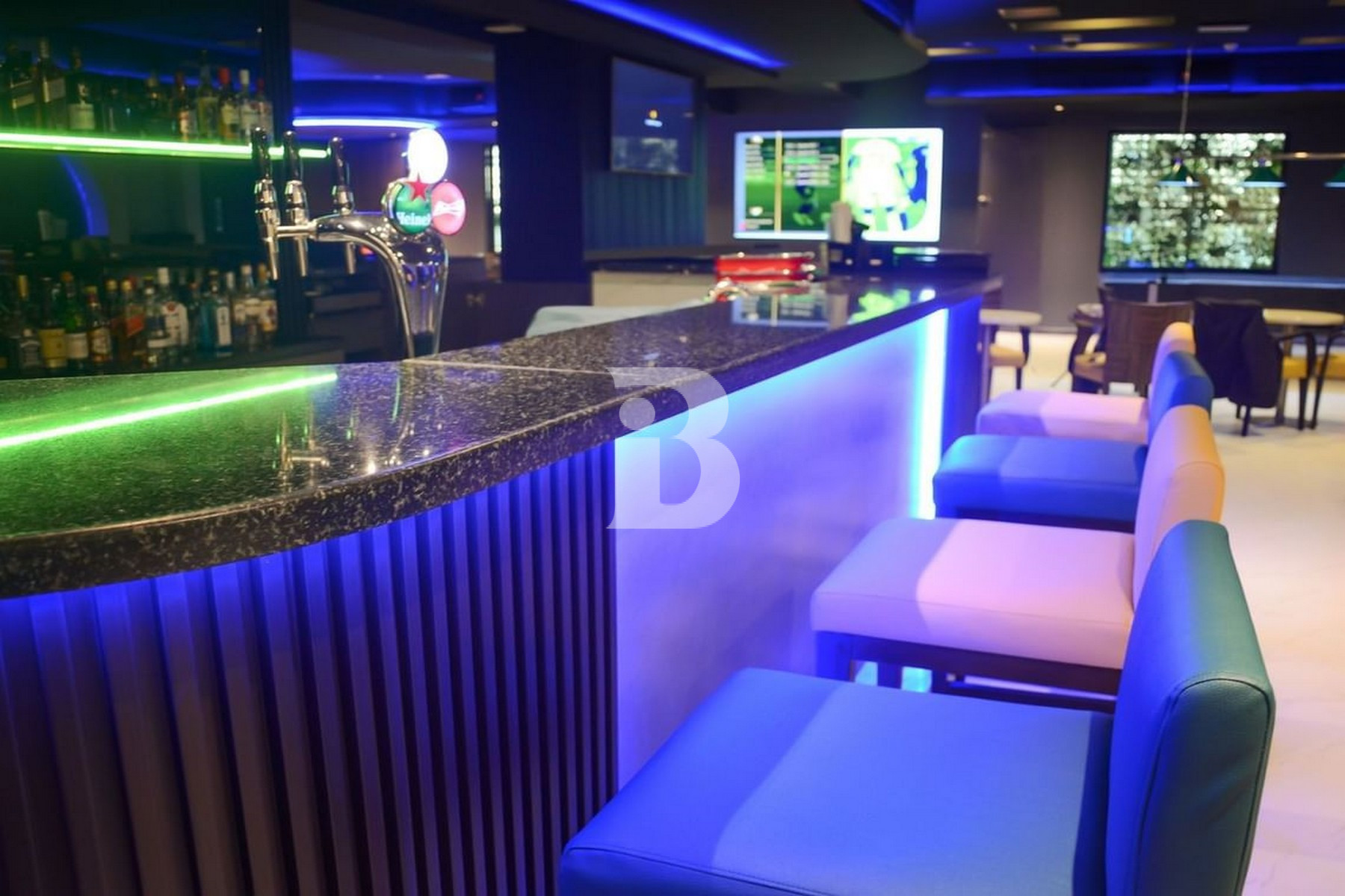 FITTED SPORTS BAR / LOUNGE | CREEK VIEWS