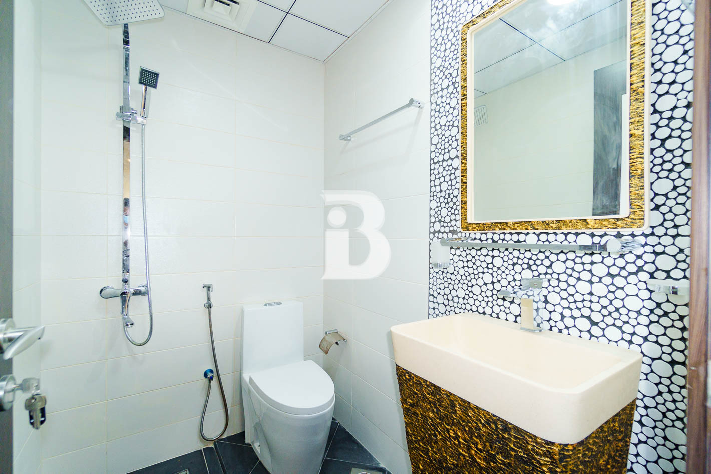 MIDDLE FLOOR UNIT | SPACIOUS LAYOUT