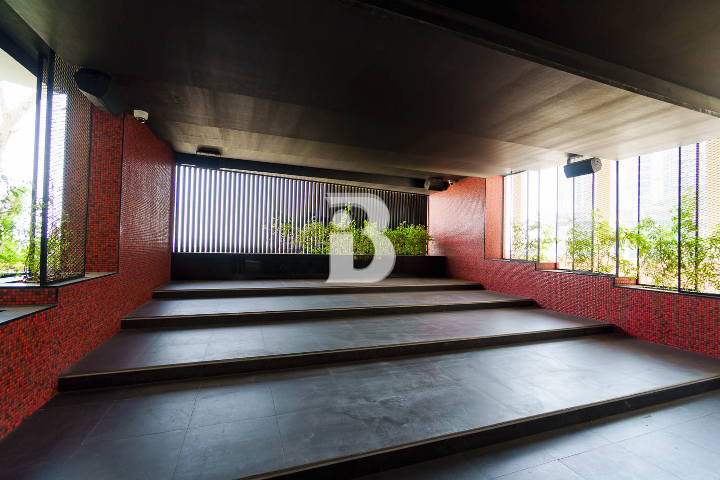 MIDDLE FLOOR UNIT | SPACIOUS LAYOUT