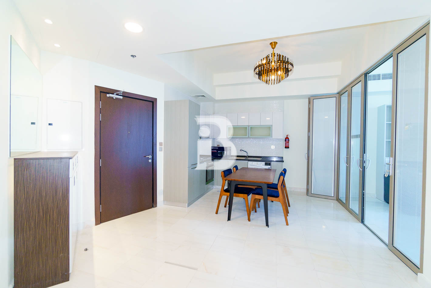 MIDDLE FLOOR UNIT | SPACIOUS LAYOUT