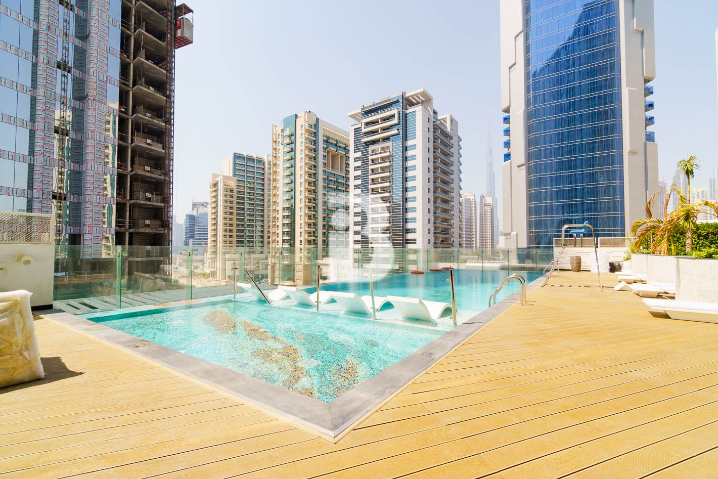 MIDDLE FLOOR UNIT | SPACIOUS LAYOUT