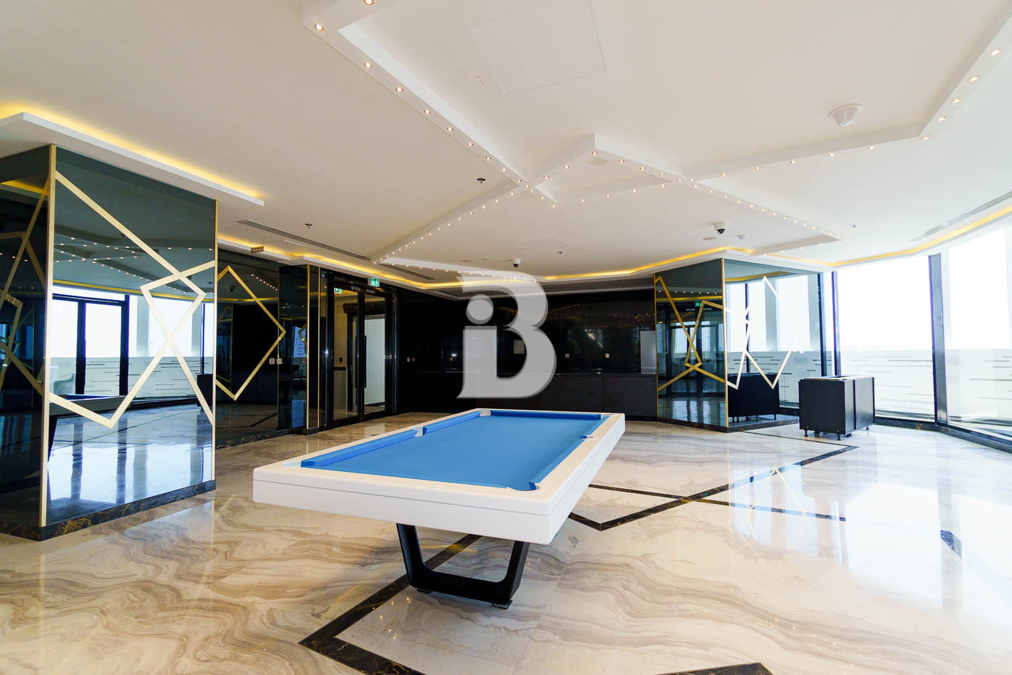 MIDDLE FLOOR UNIT | SPACIOUS LAYOUT