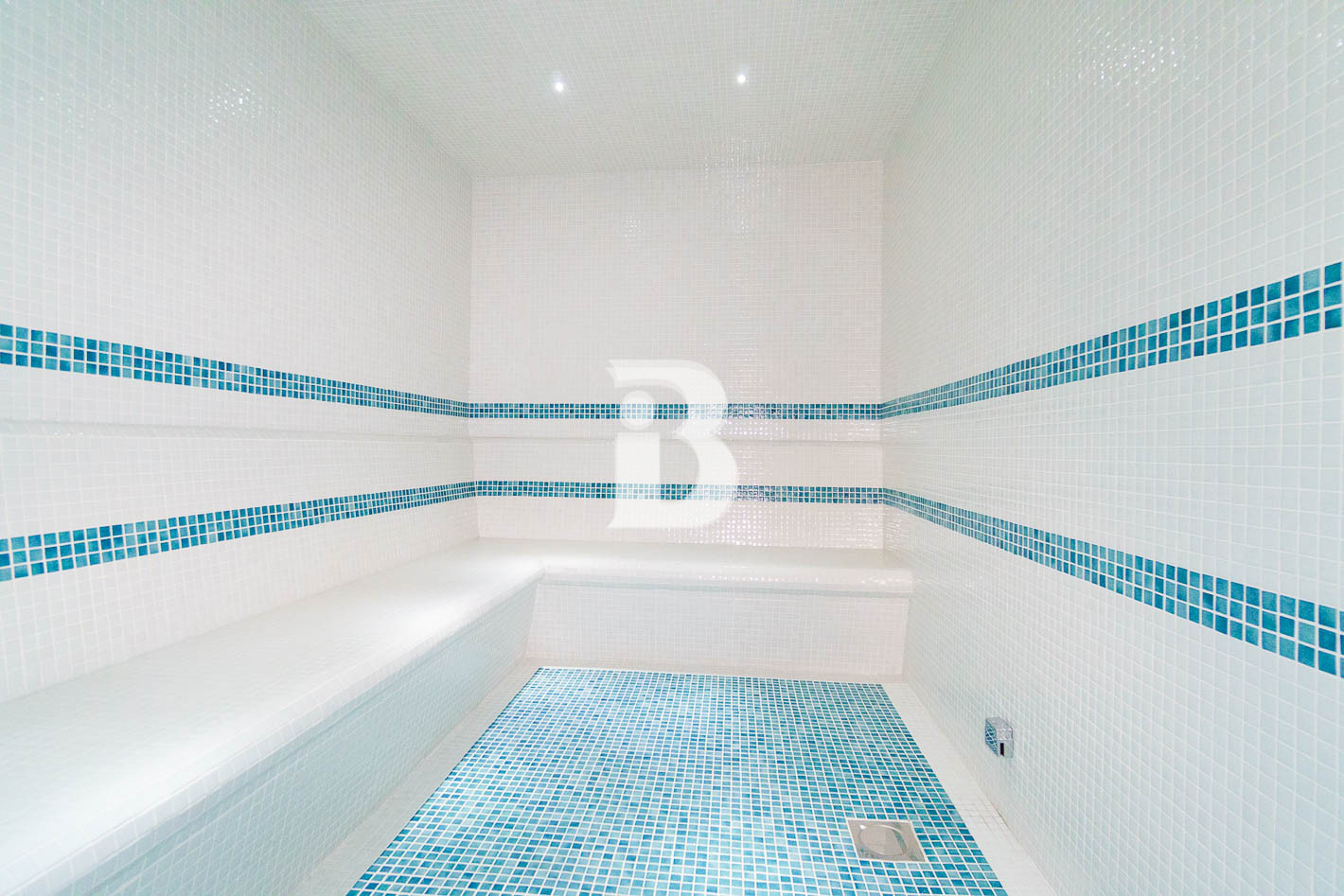 MIDDLE FLOOR UNIT | SPACIOUS LAYOUT