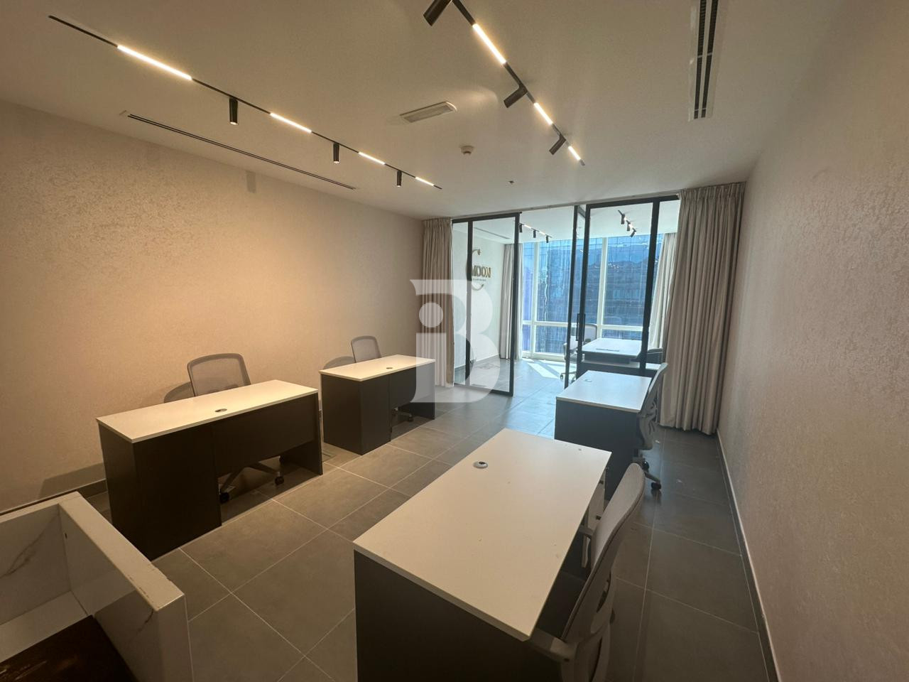 PRIME LOCATION | FULLY FITTED | READY