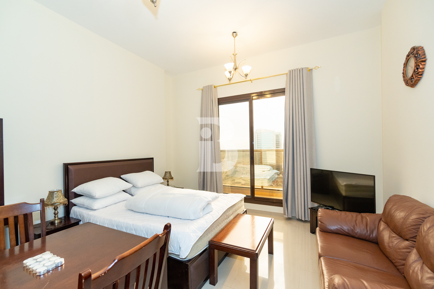 Vacant / Mid Floor |  Furnished / Elegant Studio