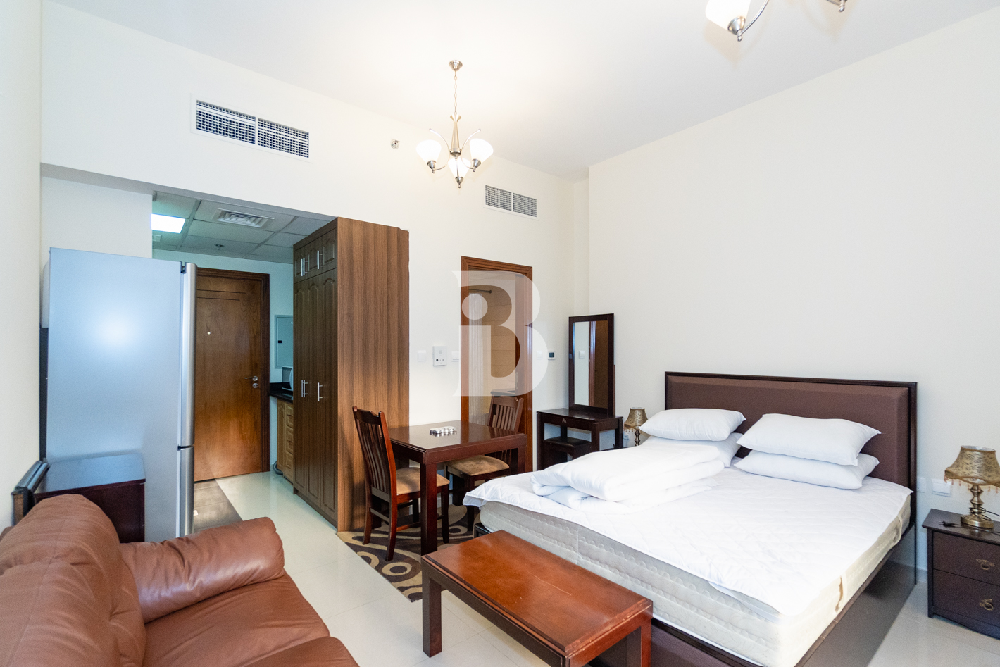 Vacant / Mid Floor |  Furnished / Elegant Studio