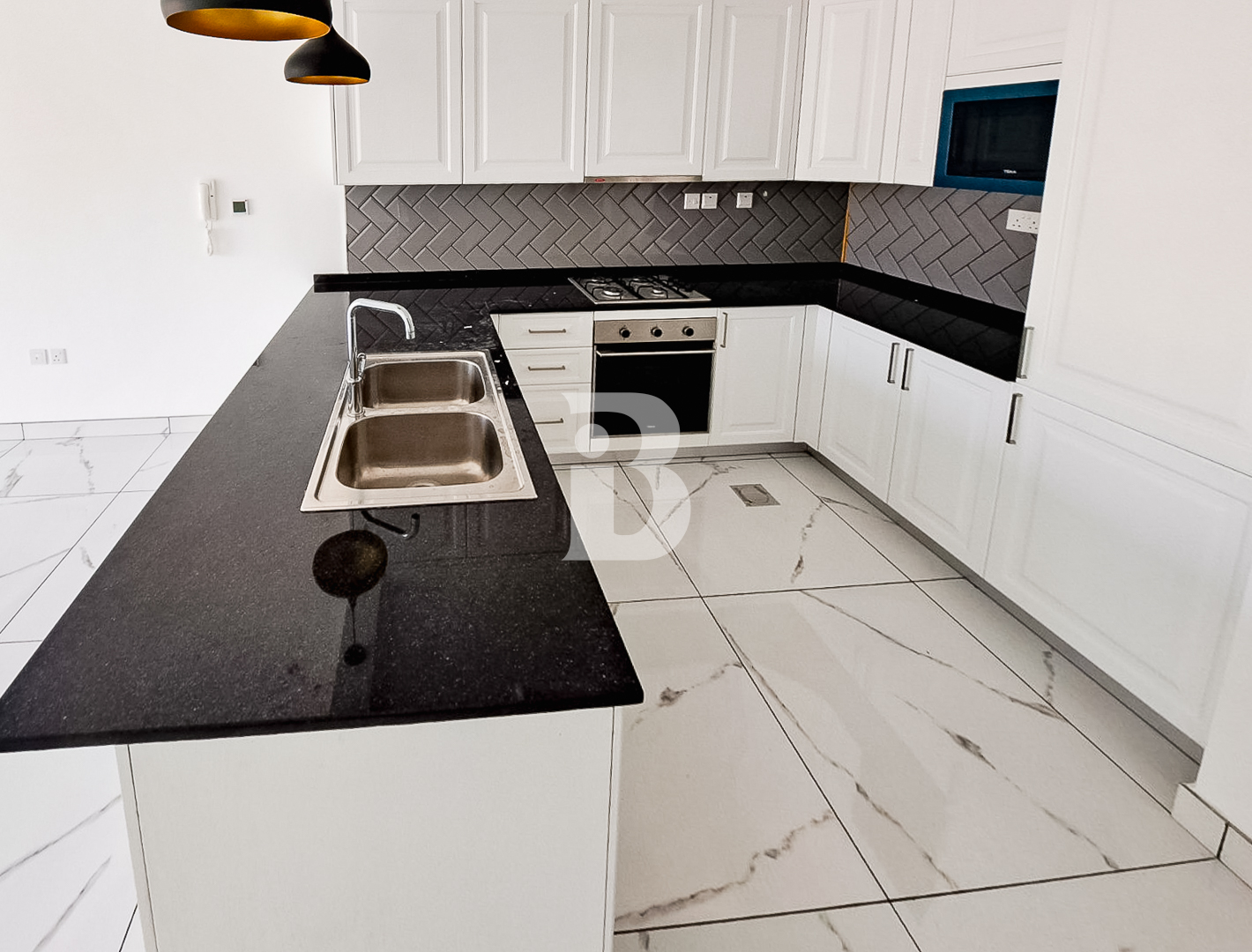 RENTED | NEW BUILIDNG | SPACIOUS LAYOUT