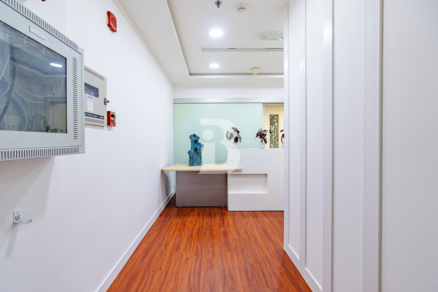 VACANT OFFICE | CANAL VIEW | SEMI FURNISHED