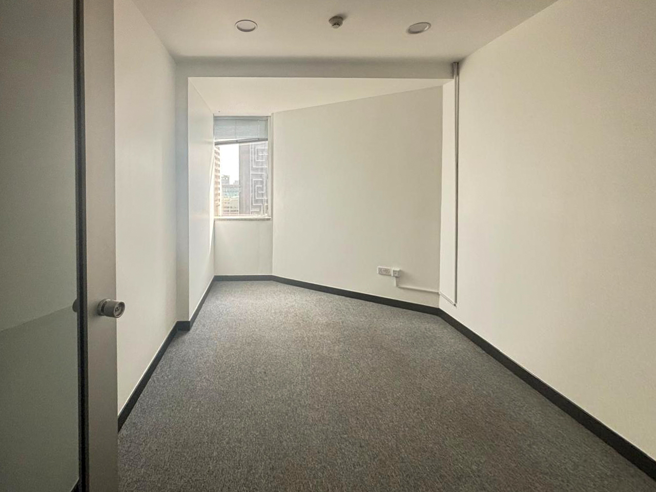 SZR VIEW | FULLY PARTITIONED UNIT | NEAR METRO