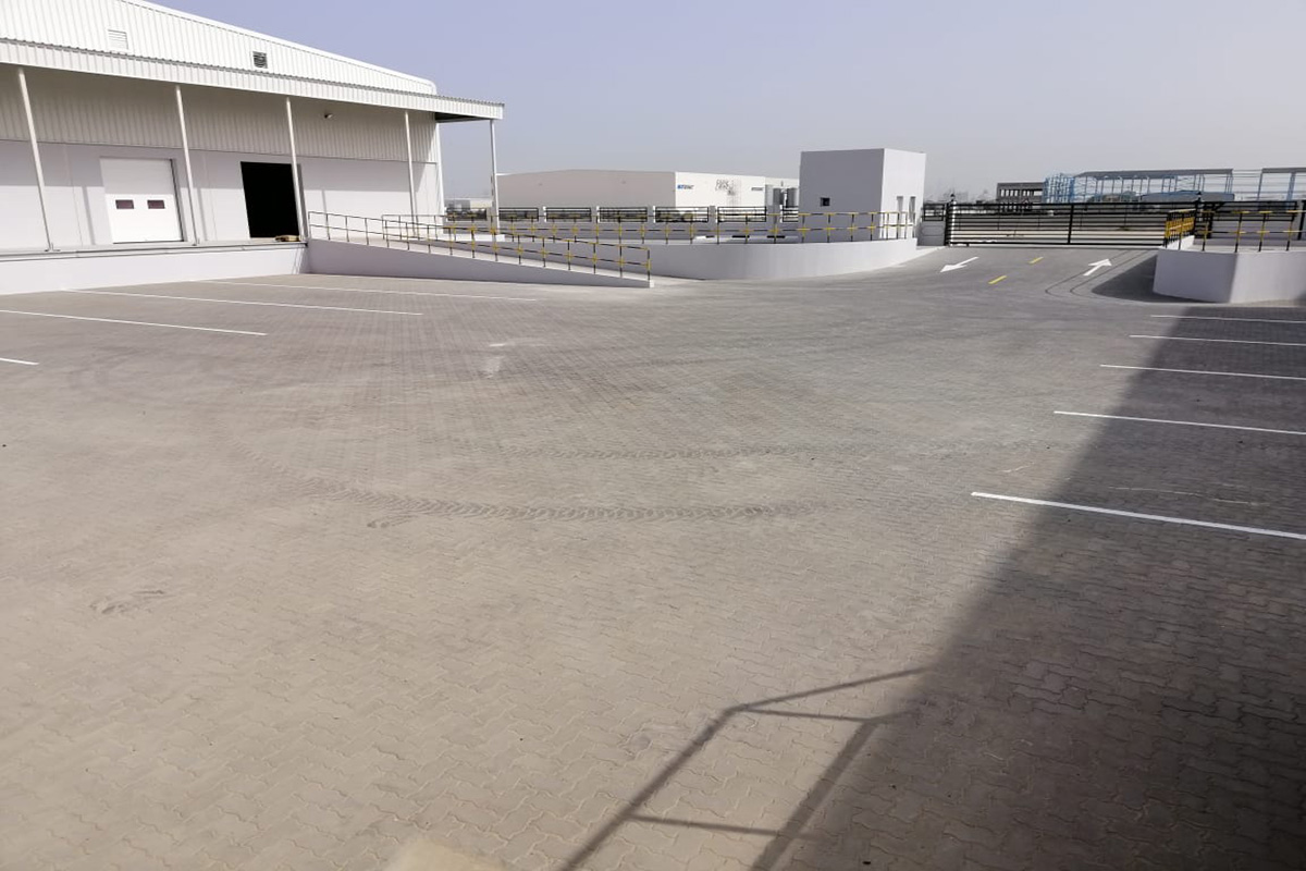 WAREHOUSE FOR RENT JAFZA / LOADING DOC / PARKING