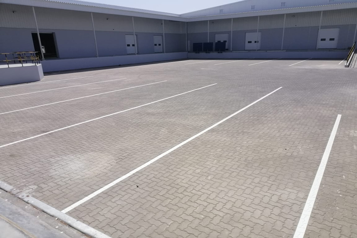 WAREHOUSE FOR RENT JAFZA / LOADING DOC / PARKING