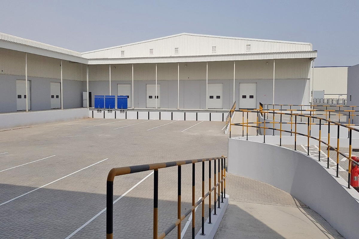 WAREHOUSE FOR RENT JAFZA / LOADING DOC / PARKING