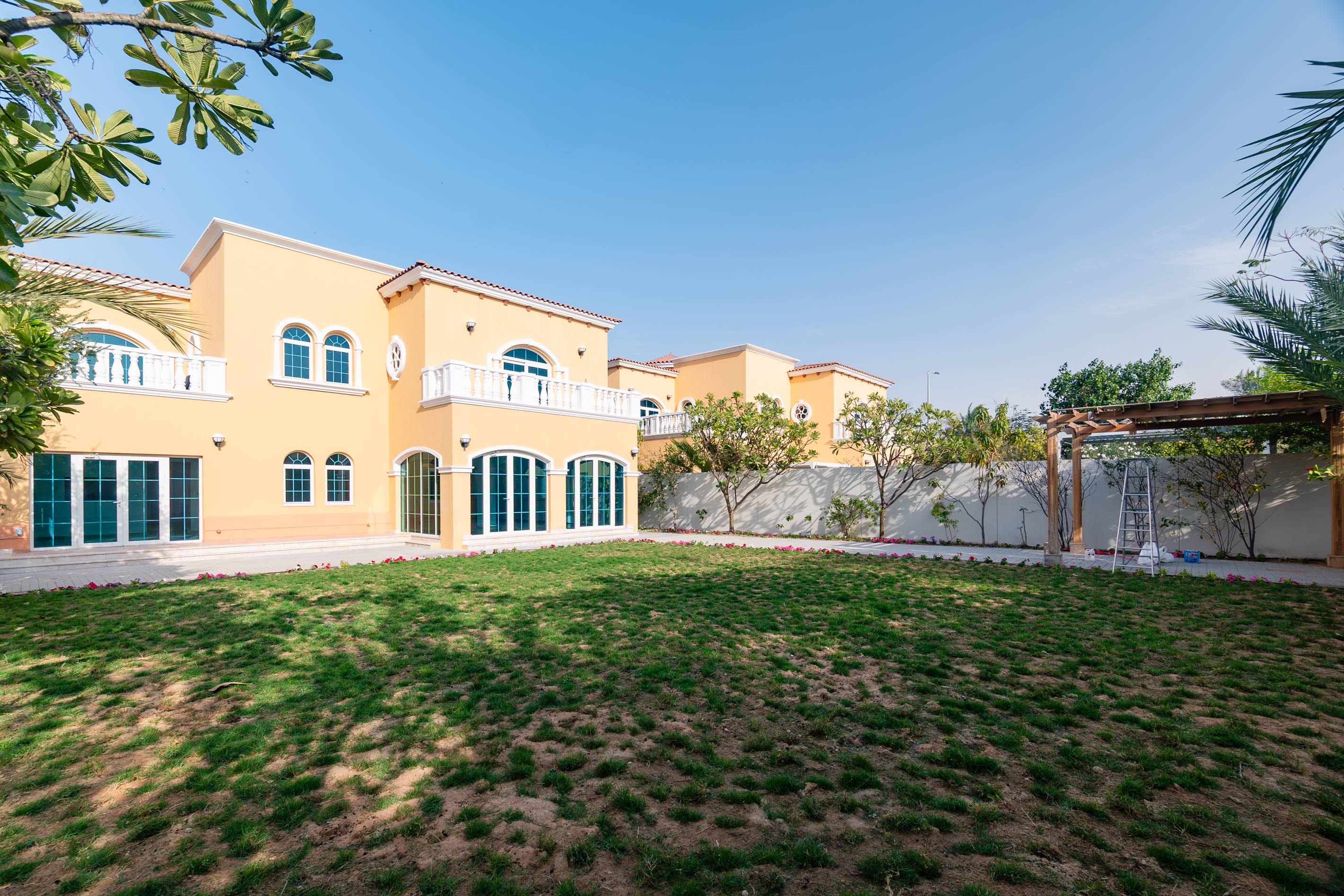Large Plot | Single Row | Very Well Maintained