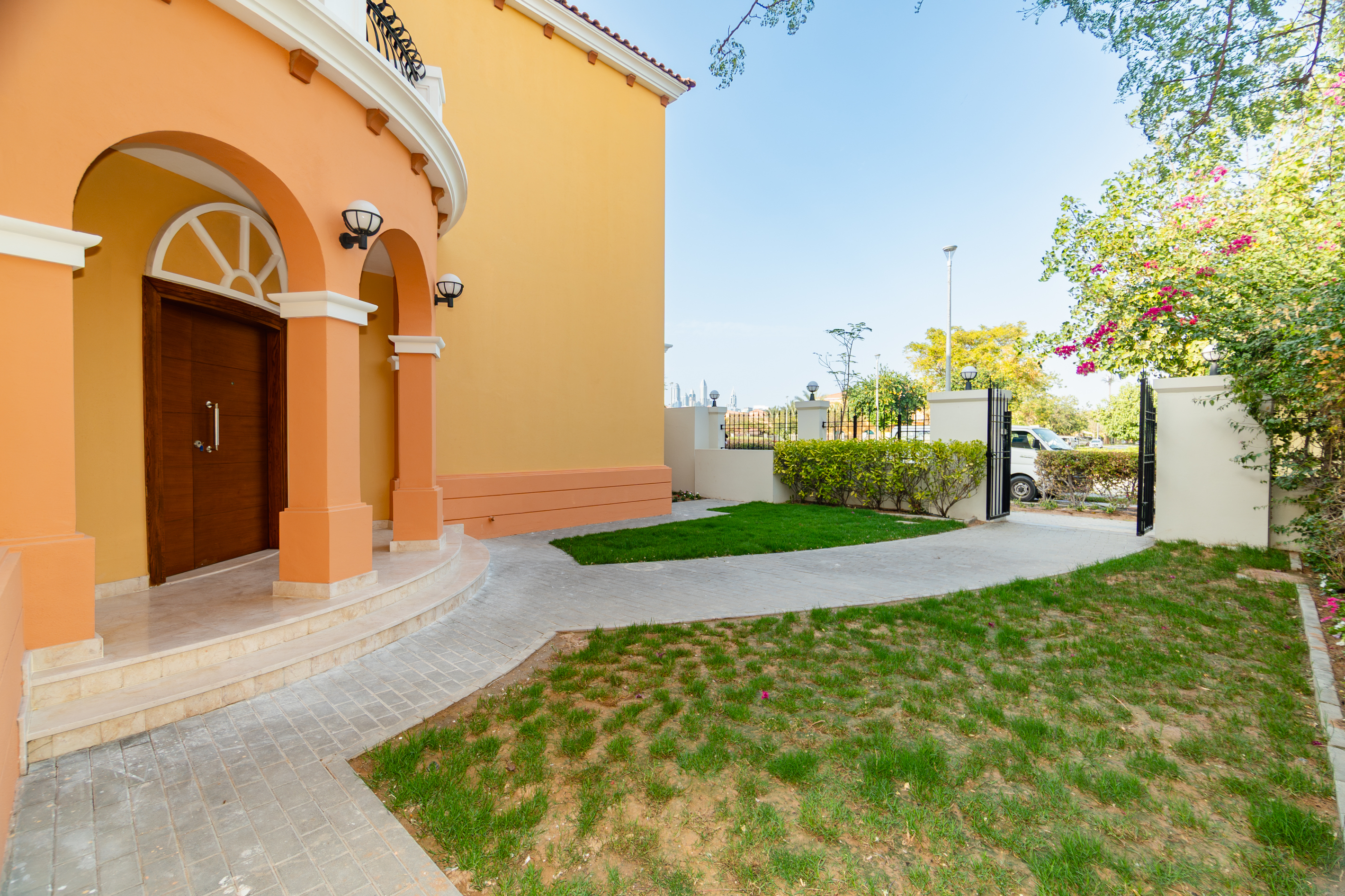 Large Plot | Single Row | Very Well Maintained