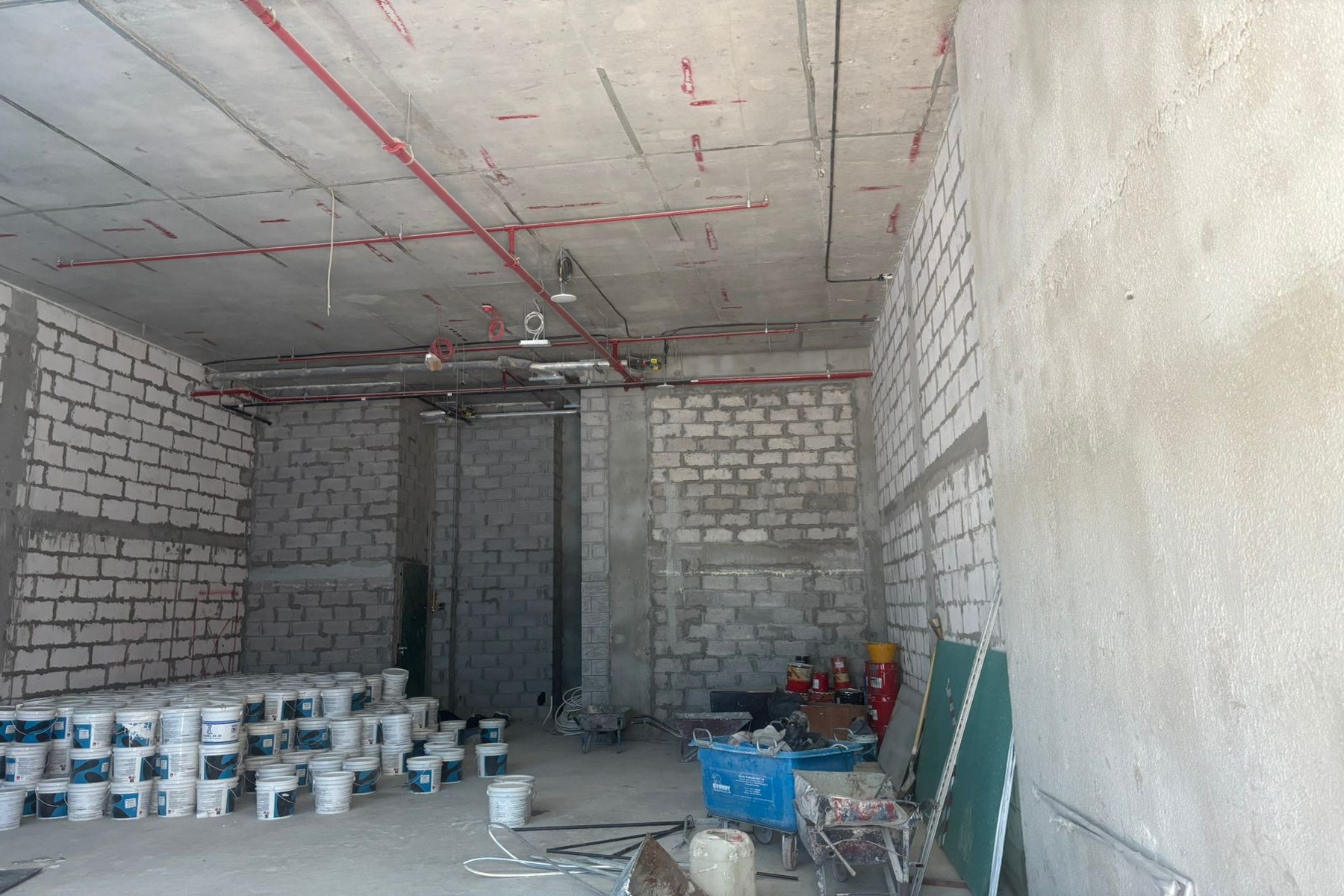 ROAD FACING| GREAT CEILING HEIGHT | BRAND NEW