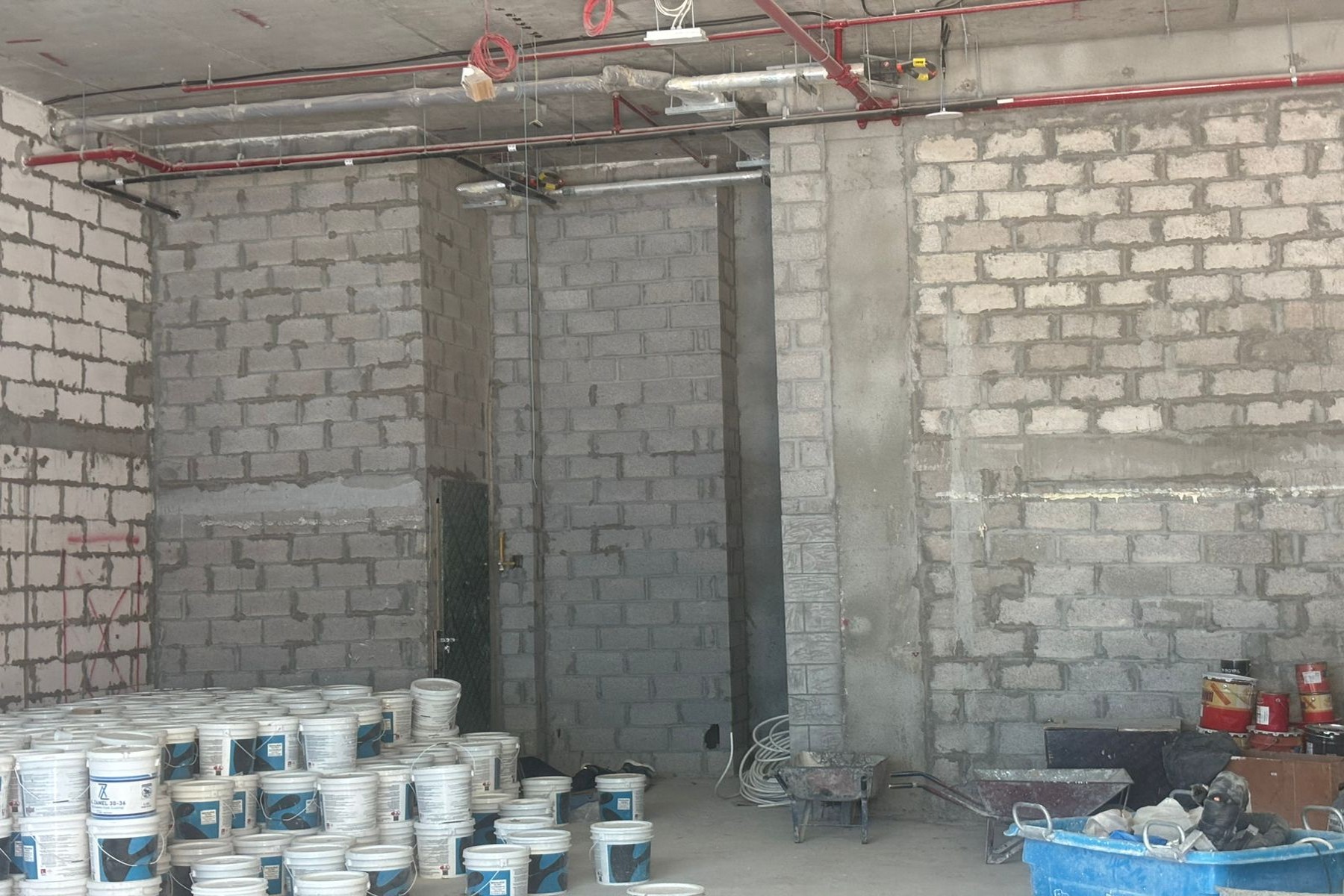 ROAD FACING| GREAT CEILING HEIGHT | BRAND NEW