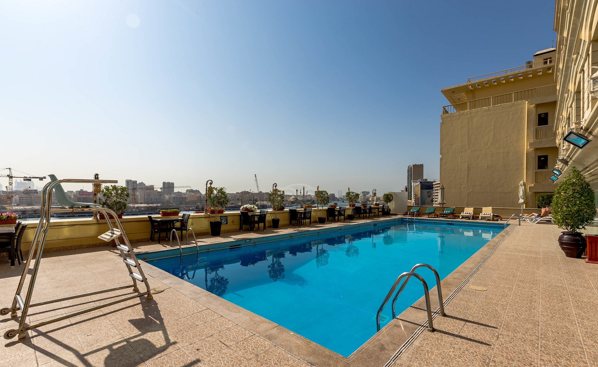 TERRACE POOL LOUNGE | CREEK VIEWS | SHISHA READY