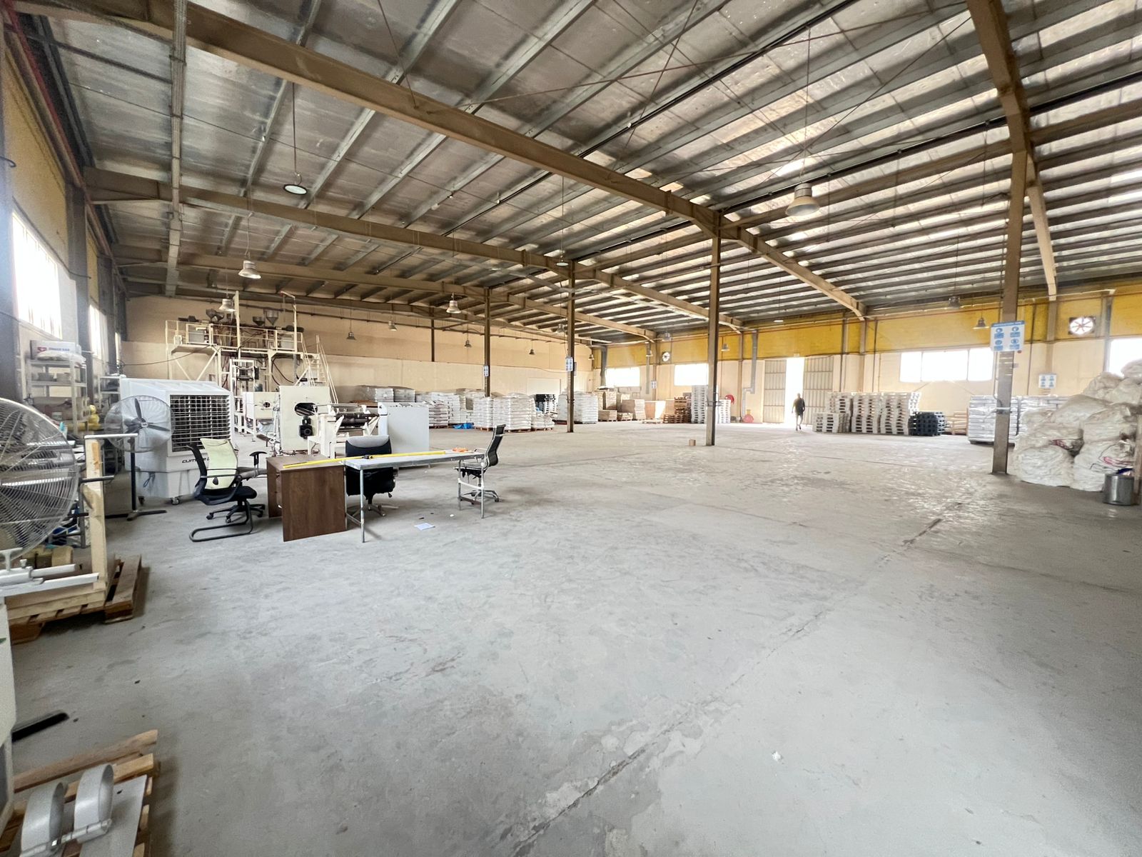 200 KW Power 10956 Sqft Warehouse in DIC