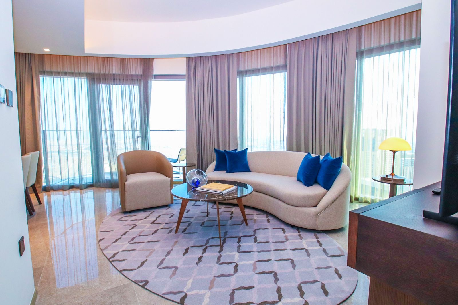 LUXURIOUS | STUNNING VIEWS | BRIGHT LAYOUT