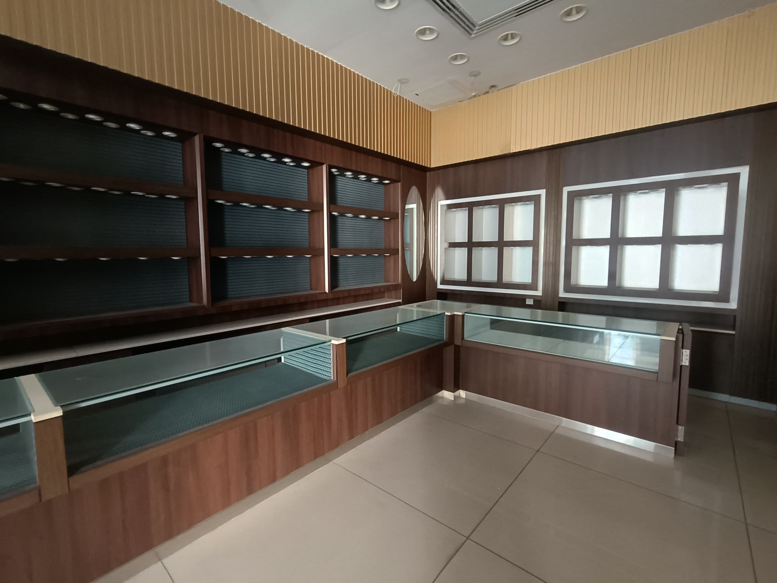 Premium Showroom | No Key Money