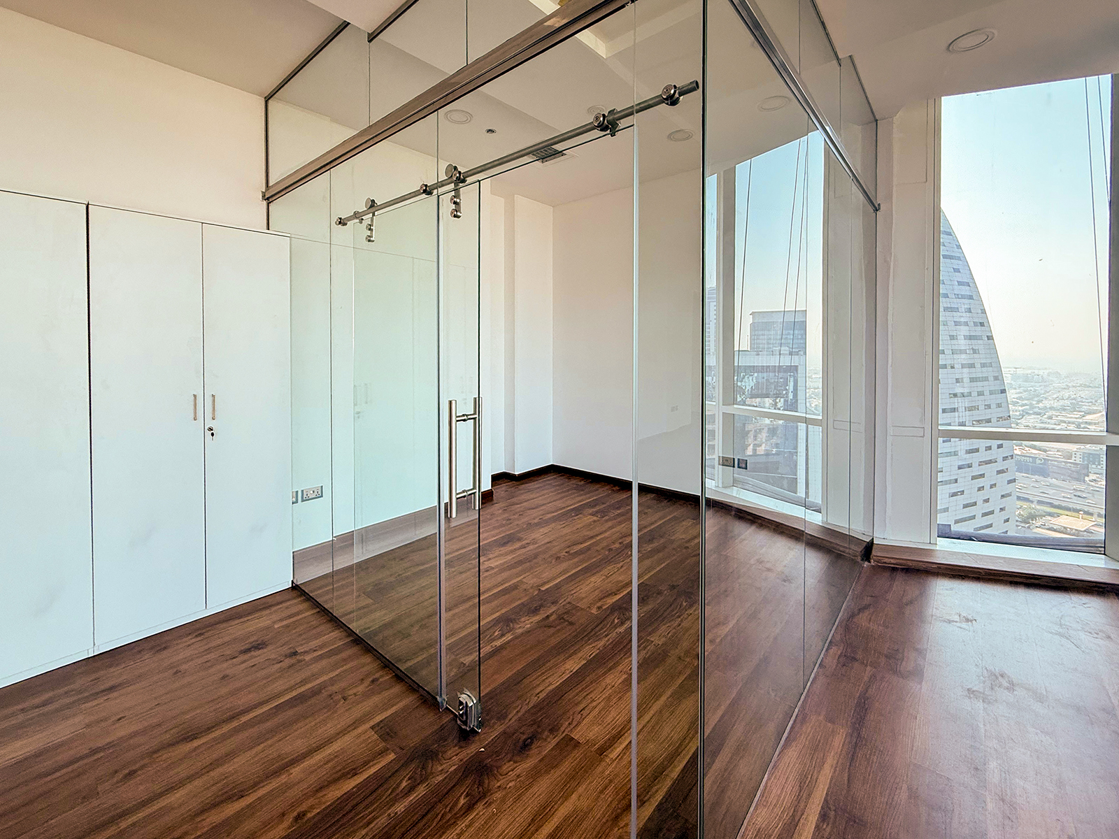 Fitted | Near-to-Metro | Stunning Views | Spacious