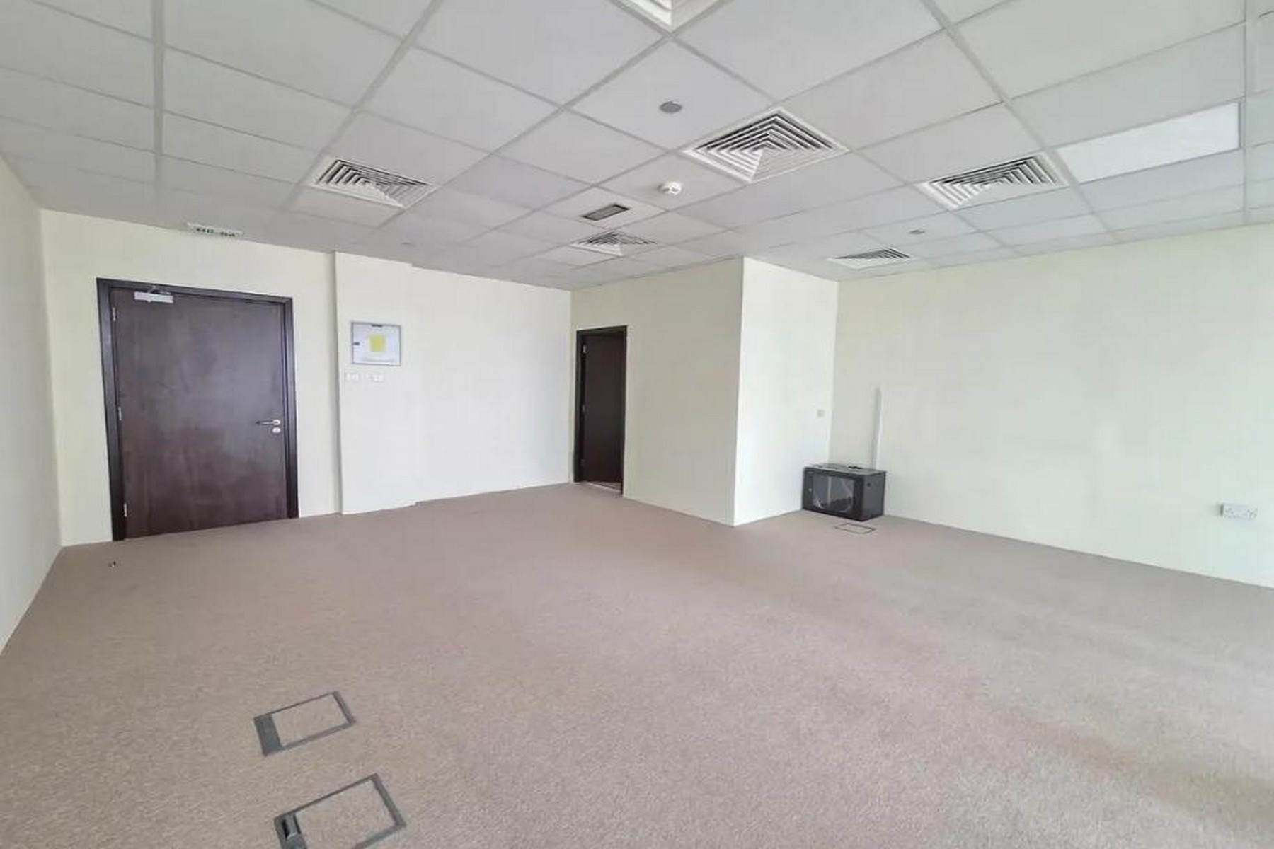 FITTED OFFICE WITH PARTITIONS | GOLD TOWER